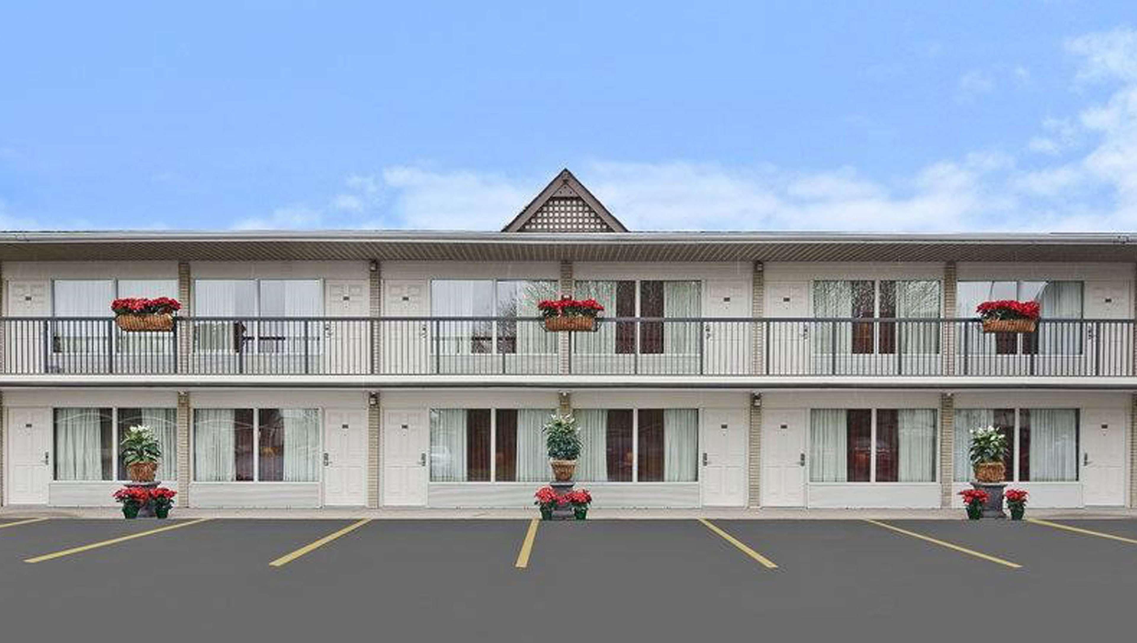 Days Inn By Wyndham Birch Run Exterior photo